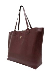 Borsa a mano in pelle color bordeaux con superficie testurizzata, doppi manici e dettagli in metallo dorato. Presenta un design semplice e spazioso.