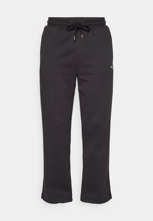 Sorte fleece joggers med snor i livet, tapered ben og et lille logo på den øverste venstre lår. Glat tekstur og afslappet pasform.