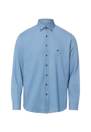 Hellblaues langärmeliges Hemd mit Knopfleiste, Button-down-Kragen und kleinem dunklem, besticktem Logo auf der linken Brust.