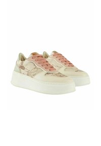 Sneaker con tomaia in tela a motivo mappa beige, lacci rosa chiaro e accenti verdi; presenta una robusta suola bianca e dettagli cuciti.