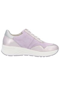 Schnürsneaker mit einem Obermaterial aus leicht lila Wildleder, metallischen Akzenten, einer weißen Zwischensohle und einem glatten silbernen Akzent an der Ferse.