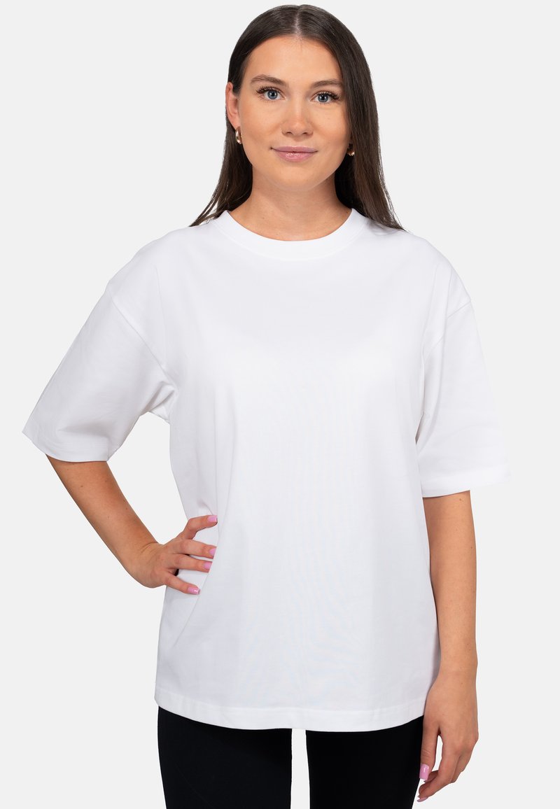 T-shirt bianco a maniche corte in cotone. Presenta un collo rotondo e una vestibilità comoda, con una texture liscia e senza motivi visibili.