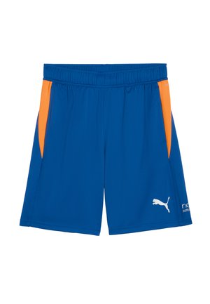 Koninklijk blauwe sportshorts met oranje zijpanelen, voorzien van een wit Puma-logo en een ontwerp van vochtregulerende stof.