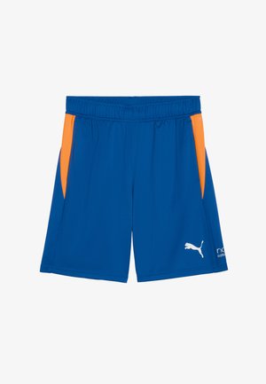 Kungsblå atletiska shorts med orange sidopaneler, utrustade med en vit Puma-logga och en fukttransporterande tygdesign.