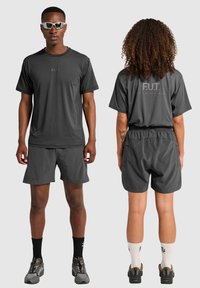 Herrarnas träningskläder i mörkgrått; inkluderar en kortärmad tröja och shorts. Har logotyper och elastisk midja; lättviktsmaterial.