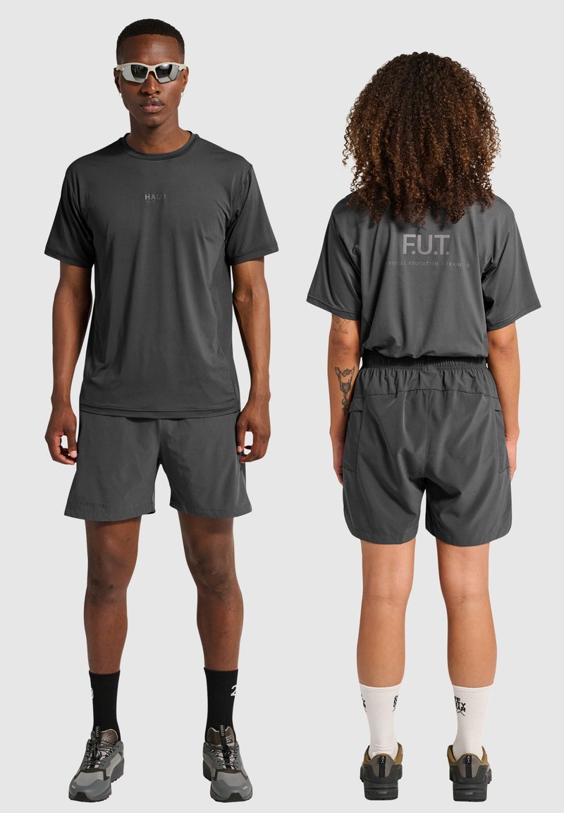 Tenue de sport pour homme en gris foncé ; comprend un t-shirt à manches courtes et un short. Présente des logos et une taille élastique ; tissu léger.