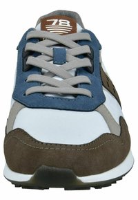 Zapatillas con una parte superior sintética blanca, detalles en ante azul, talón de ante marrón, cordones grises y una etiqueta de logotipo marrón a rayas en la lengua.