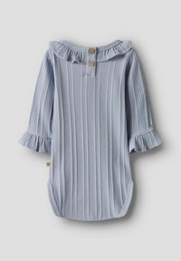Hellblauer, gerippter Baby-Bodysuit mit dreiviertel Ärmeln, gerüschten Bündchen und zwei Holzknöpfen am Ausschnitt. Weicher, strukturierter Stoff.