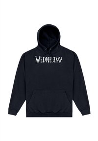 Černá mikina s kapucí s přední kapsou a slovem „WEDNESDAY“ tučným bílým písmem přes hrudník.