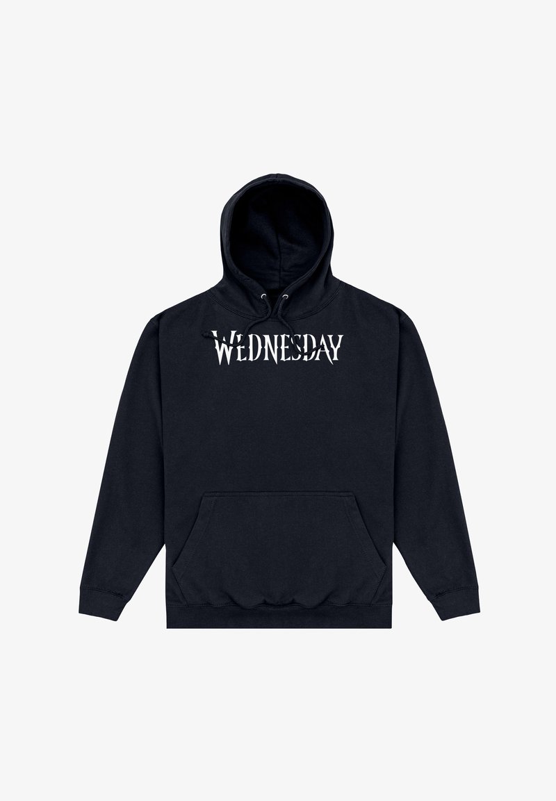 Černá mikina s kapucí s přední kapsou a slovem „WEDNESDAY“ tučným bílým písmem přes hrudník.