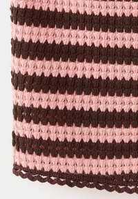 Motif au crochet rayé avec fil rose et marron foncé alternés, avec des bords festonnés en bas.