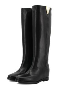 Stivali in pelle nera al ginocchio con una superficie liscia, punta rotonda e tacco basso. Presentano un distintivo accentuazione a forma di V dorata sul retro.