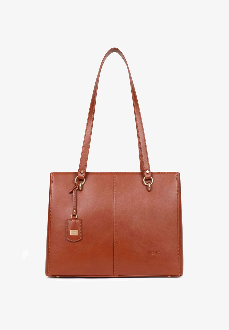 Sac fourre-tout en cuir marron avec deux compartiments principaux, longues poignées, accents en métal doré et une étiquette amovible pour un détail supplémentaire.