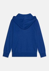 Sudadera azul, material de mezcla de algodón, mangas largas, bolsillo frontal, puños y dobladillo acanalados. Cuenta con una capucha de altura media para mayor calidez.
