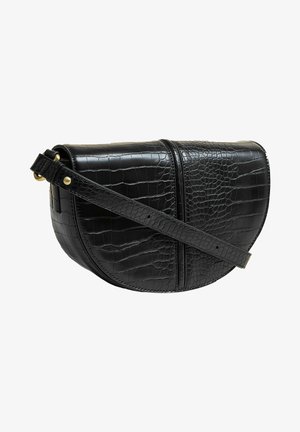 Bolso bandolera negro con un patrón texturizado de cocodrilo, forma semicircular, correa ajustable y detalles en herrajes dorados.