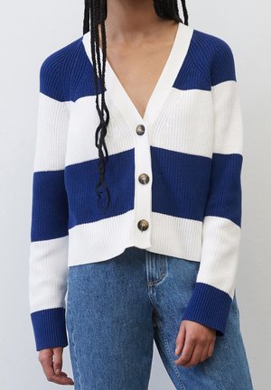 Niebiesko-biały kardigan w paski z głębokim dekoltem w serek, prążkowaną fakturą i pięcioma guzikami. Krótsza długość, długie rękawy oraz jednolite kolorystyczne akcenty.