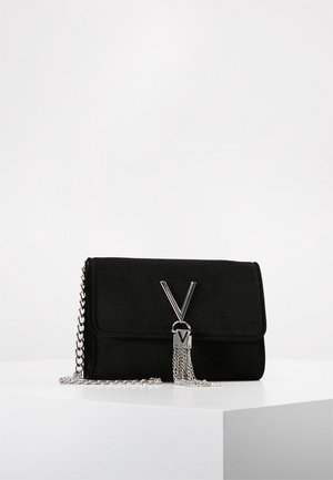 Clutch bag in suede nera con chiusura a patta magnetica, tracolla in catena argentata e nappina decorativa con dettaglio a forma di lucchetto.