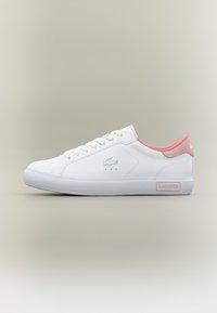 Weiße Leder-Sneaker mit rosa Akzenten, runder Zehenpartie, Schnürverschluss und Logo an der Seite. Verfügt über eine flache Gummisohle und ein perforiertes Design.