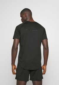 ICANIWILL STRIDE RAGLAN - Spordi T-särk - black