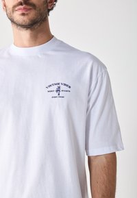 Pier One UNISEX - Triko s potiskem - bright white