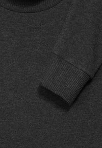 Dunkelgrauer Pullover mit geripptem Hals- und Ärmelbündchen, gefertigt aus einem weichen, strukturierten Stoff mit glattem Finish.