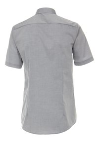 Koszulka z krótkim rękawem, zapinana pod szyję, w jasnoszarym kolorze o gładkiej fakturze. Posiada prosty dół i detale w okolicy pleców.