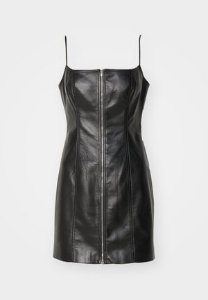 Črna usnjena obleka brez rokavov z oprijeto silhueto, sprednjim zadrgo in vertikalnimi šivi. Gladka tekstura. Kratka dolžina.