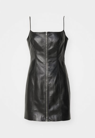 Abito senza maniche in pelle nera con silhouette aderente, chiusura frontale con zip e dettagli di cucitura verticale. Texture liscia. Lunghezza corta.