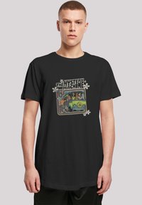 Schwarzes Baumwoll-T-Shirt mit einem bunten Grafikdesign eines Vans, der als "The Mystery Machine" beschriftet ist, mit vier Charakteren darin, vor einem dunklen Hintergrund.
