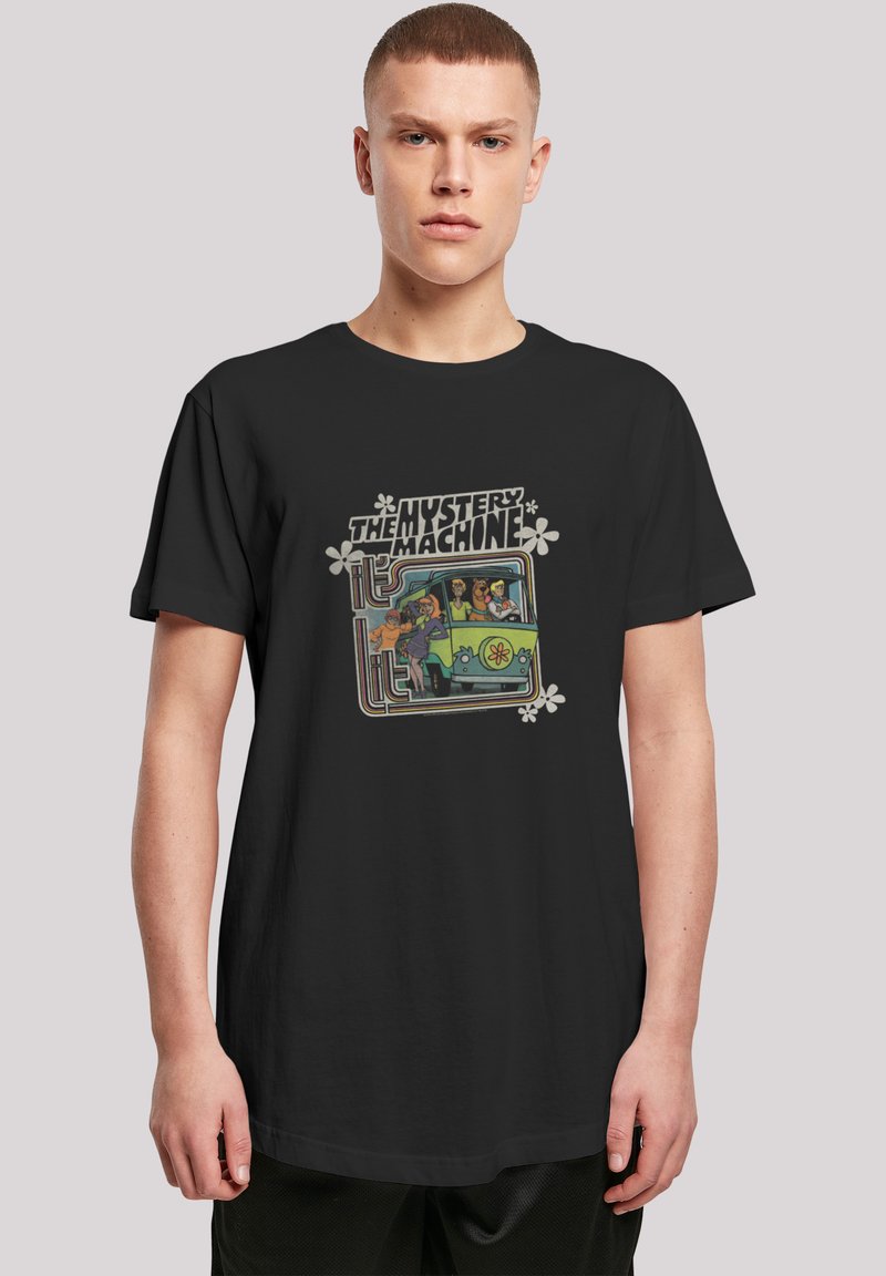 Schwarzes Baumwoll-T-Shirt mit einem bunten Grafikdesign eines Vans, der als "The Mystery Machine" beschriftet ist, mit vier Charakteren darin, vor einem dunklen Hintergrund.