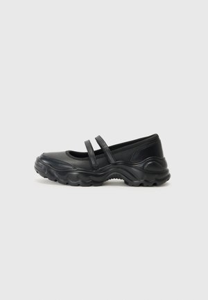 Zwarte leren mary jane flats met twee verstelbare straps, een ronde neus en een gestructureerde rubberen zool voor extra grip.