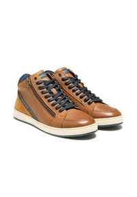 Sneaker alte in pelle marrone con accenti blu navy, dotate di una cerniera laterale, lacci frontali e suola in gomma bianca. Presenti dettagli testurizzati.