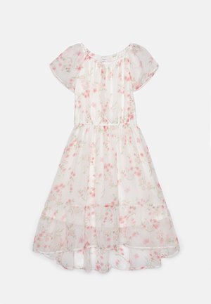 Robe blanche en tissu transparent avec imprimé floral rose et papillons, manches courtes volantées, taille élastique et ourlet asymétrique à volants.