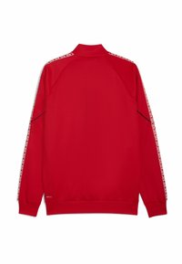 Rød sweatshirt med høj krave, der har en glat tekstur. Accentueret med mønstrede striber på skuldrene og kontrasterende sorte sømme.