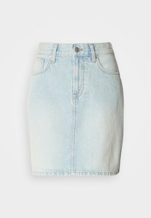 Gonna di denim azzurro chiaro con taglio dritto, dotata di tasche frontali, passanti per cintura e chiusura classica con bottoni in vita.