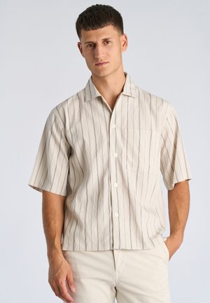 Beiges Kurzarmhemd mit dünnen vertikalen Streifen, einer Brusttasche und Knöpfen. Hergestellt aus leichtem Stoff, mit einem legeren Kragen.