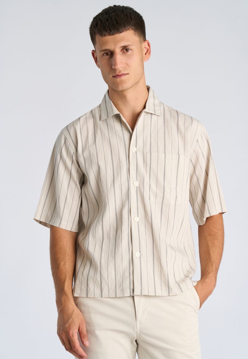 Beiges Kurzarmhemd mit dünnen vertikalen Streifen, einer Brusttasche und Knöpfen. Hergestellt aus leichtem Stoff, mit einem legeren Kragen.