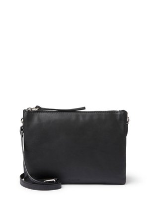 Svart läder crossbody-väska med en slät yta, dragkedjestängning och justerbar rem. Har en minimalistisk design och diskret varumärkesprofil.