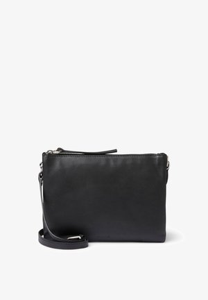 Svart läder crossbody-väska med en slät yta, dragkedjestängning och justerbar rem. Har en minimalistisk design och diskret varumärkesprofil.
