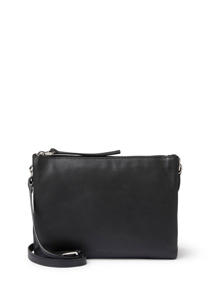 Svart läder crossbody-väska med en slät yta, dragkedjestängning och justerbar rem. Har en minimalistisk design och diskret varumärkesprofil.