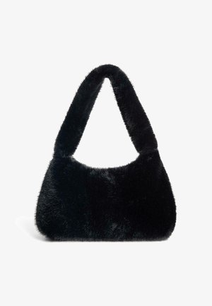 Čierna kabelka z umelého kožúška s mäkkou textúrou, zaobleným vrchom a širokým, slučkovým uchom. Má štruktúrovaný tvar a neobsahuje viditeľné kovanie.