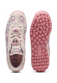 Sneaker PUMA rosa e bianco con tomaia texturizzata caratterizzata da grafiche a fumetti, lacci tondi e suola di gomma a pois.