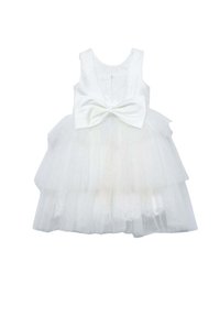 Abito bianco senza maniche con un grande fiocco frontale, gonna in tulle a strati e pizzo decorativo all'orlo. Tessuto liscio con sovrapposizione trasparente.