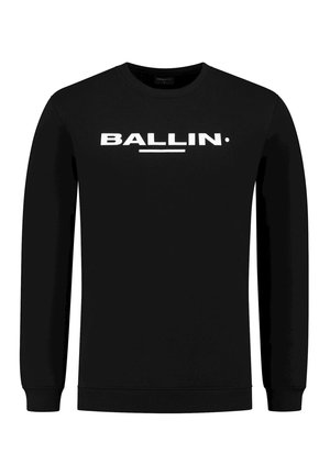 Czarna bluza z długim rękawem i okrągłym dekoltem z białym, grubym napisem "BALLIN." umieszczonym centralnie na klatce piersiowej nad poziomą linią.