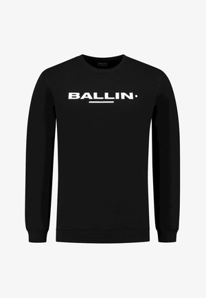 Czarna bluza z długim rękawem i okrągłym dekoltem z białym, grubym napisem "BALLIN." umieszczonym centralnie na klatce piersiowej nad poziomą linią.