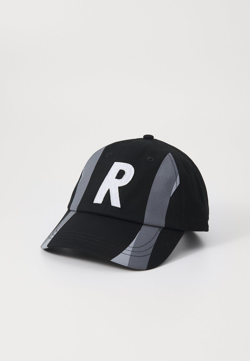 Casquette de baseball noire avec un "R" brodé en blanc et des accents gris. Elle présente une visière incurvée et une texture de tissu lisse.
