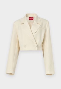 Blazer beige recortado con una sutil textura floral, botones de doble pecho y solapas con muesca; con un detalle de bolsillo en el pecho.