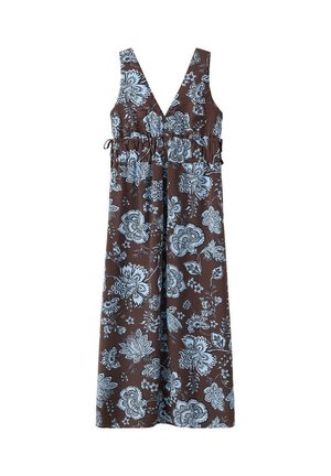 Vestido maxi marrón sin mangas con estampado floral azul y escote pronunciado en V, con cinturón ajustable en la cintura.