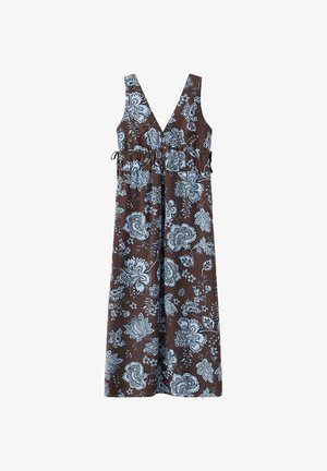 Robe longue marron sans manches avec imprimé floral bleu et décolleté plongeant en V, avec ceinture ajustable à la taille.