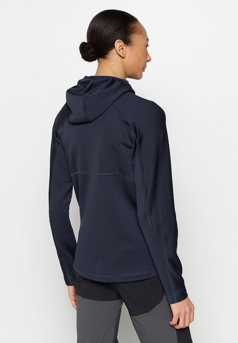 Chaqueta con capucha azul marino que presenta una textura suave, un diseño ajustado y costuras en contraste, que llega hasta la mitad de la cadera.